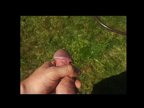 ❤️ Vroča lepotica dobi svojo rožnato pičko, ki jo jebe, in se zraven cmeri s curkom na poletnem vrtu ❤️ Porno na sl.hentaisea-com.ru ☑